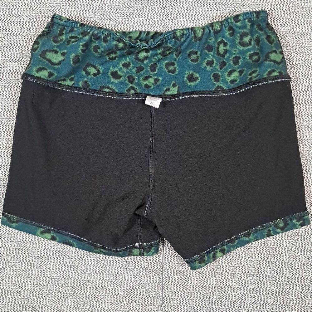 Fleo Women’s 3.5” Leopard Mid Rise Shorts Size M Green/Black - Picture 7 of 8